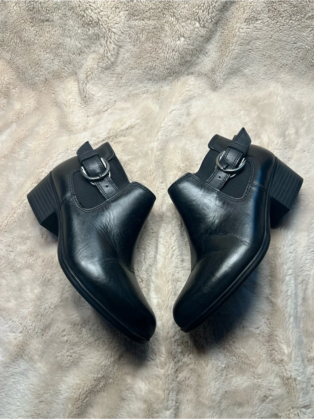 Clarks good preowned